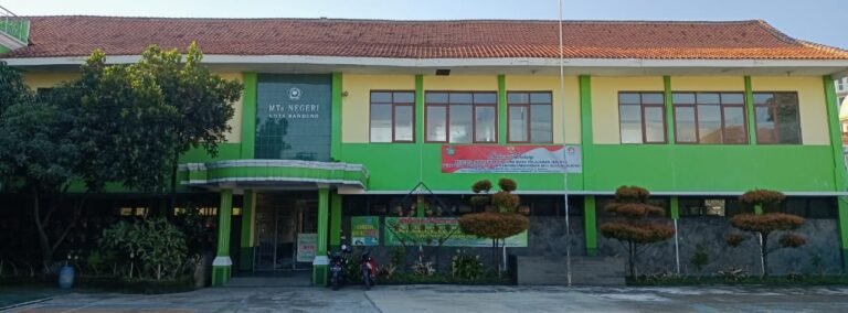 DIRJEN PENDIS KEMENAG RI TINJAU PELAKSANAAN UJIAN AKHIR MADRASAH DI MTSN 1 KOTA BANDUNG
