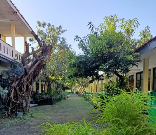 SISWI MTSN 1 KOTA BANDUNG LAKUKAN TES HEMOGLOBIN BERSAMA TIM PUSKESMAS CARINGIN