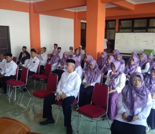 MTSN 1 KOTA BANDUNG SUKSESKAN KIRAB KEBANGSAAN HARLAH SATU ABAD NU BERSAMA KELUARGA BESAR NU KOTA BANDUNG