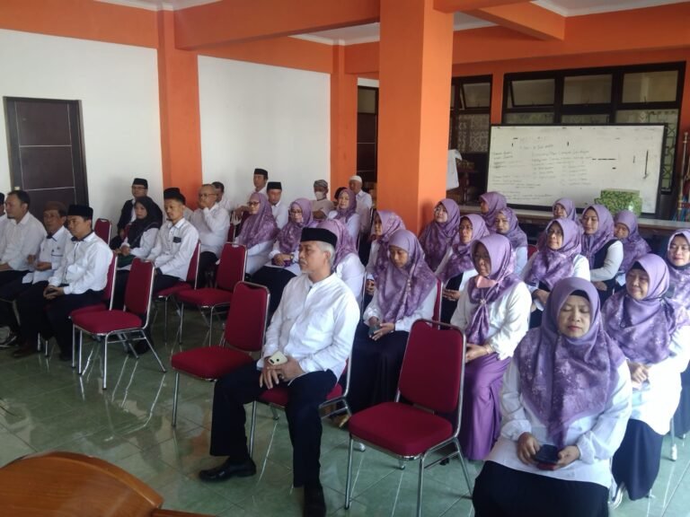 MTSN 1 KOTA BANDUNG SUKSESKAN KIRAB KEBANGSAAN HARLAH SATU ABAD NU  BERSAMA KELUARGA BESAR NU KOTA BANDUNG