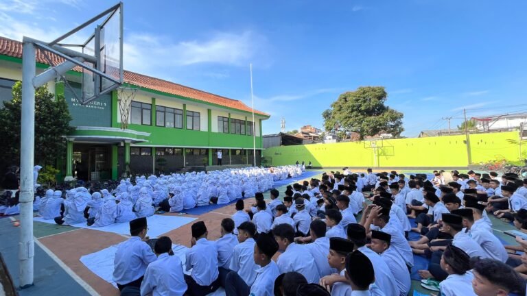 Kegiatan Salat Dhuha dan Salat Ghaib di MTsN 1 Kota Bandung untuk Mengenang Bapak H. Muli Mukhlisin, SE.
