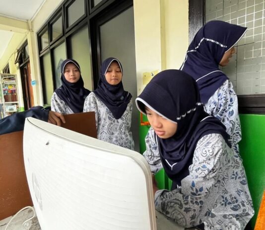 Digitalisasi Tata Kelola Diterapkan dalam Pemilihan OSIS MTsN 1 Kota Bandung