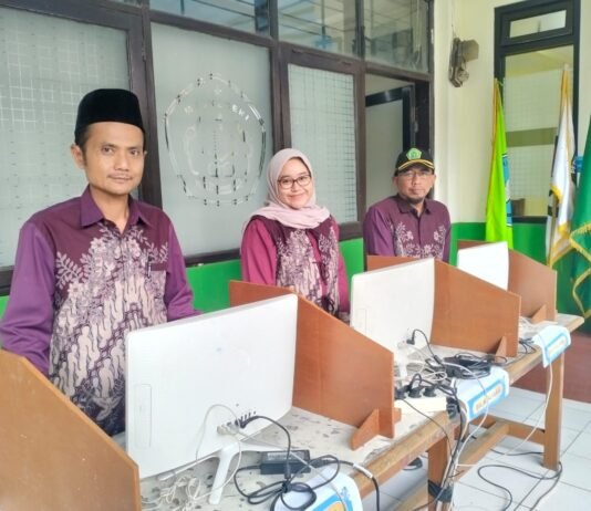 Guru MTsN 1 Kota Bandung Dukung Pemilihan OSIS Digital yang Jujur dan Transparan