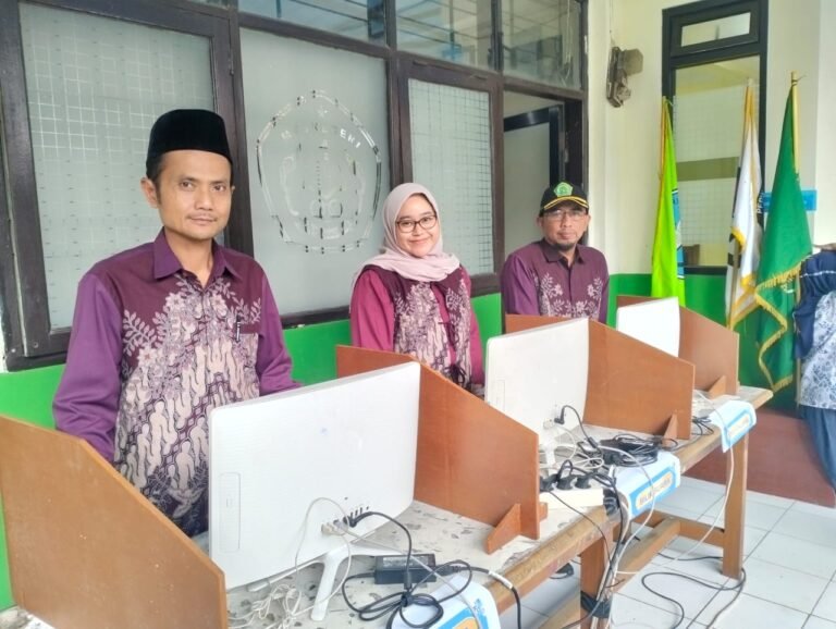 Guru MTsN 1 Kota Bandung Dukung Pemilihan OSIS Digital yang Jujur dan Transparan