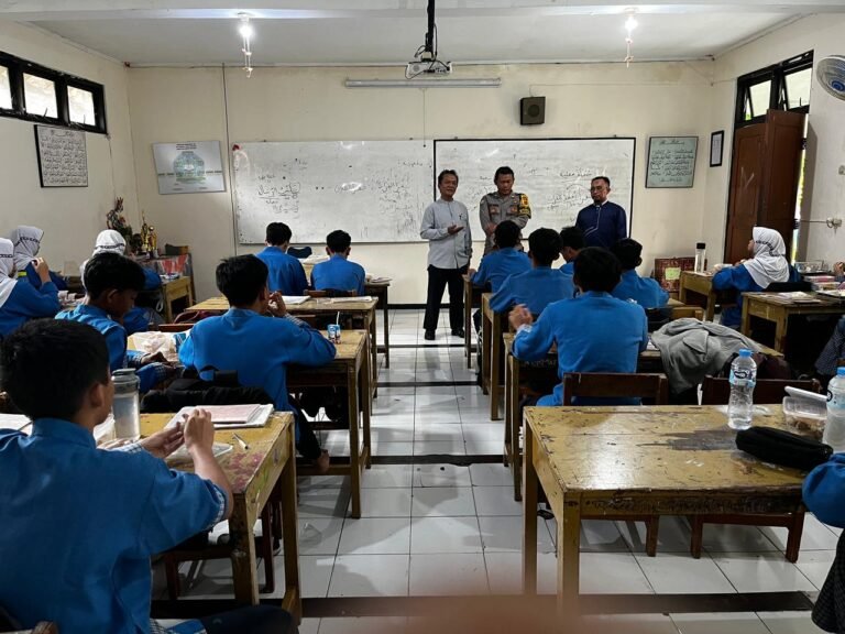 MTsN 1 Kota Bandung Gandeng Polisi Edukasi Bahaya Geng Motor