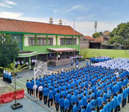 Upacara Bendera MTsN 1 Kota Bandung Tanamkan Budaya Bersih