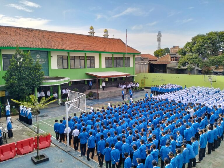 Upacara Bendera MTsN 1 Kota Bandung Tanamkan Budaya Bersih