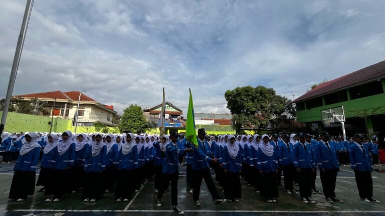 Pengurus OSIS 2026 MTsN 1 Kota Bandung Resmi Dikukuhkan
