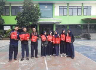 MTsN 1 Kota Bandung dan SMK Telkom Bandung Kolaborasi dalam Program Madrasah Berbagi