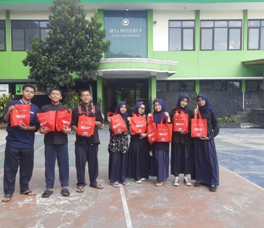 MTsN 1 Kota Bandung dan SMK Telkom Bandung Kolaborasi dalam Program Madrasah Berbagi