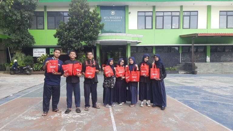 MTsN 1 Kota Bandung dan SMK Telkom Bandung Kolaborasi dalam Program Madrasah Berbagi