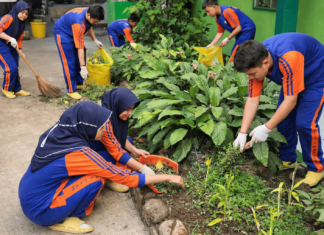 Jum’at Bersih MTsN 1 Kota Bandung, Tanamkan Kepedulian Lingkungan Sejak Dini