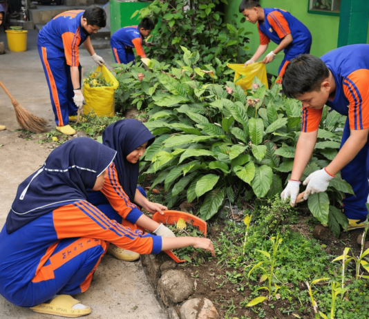 Jum’at Bersih MTsN 1 Kota Bandung, Tanamkan Kepedulian Lingkungan Sejak Dini