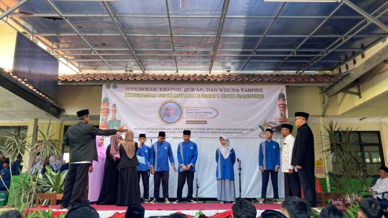 Wisuda Tahfizh MTsN 1 Bandung Cetak Generasi Cinta Allah dan Rasul