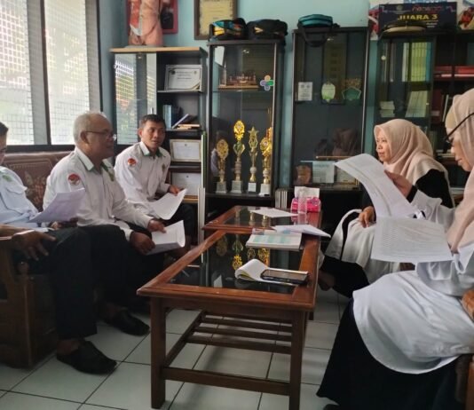 MGMP Bahasa Indonesia MTsN 1 Kota Bandung Susun Materi Ujian Praktik