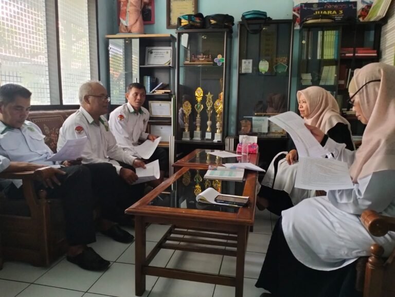 MGMP Bahasa Indonesia MTsN 1 Kota Bandung Susun Materi Ujian Praktik