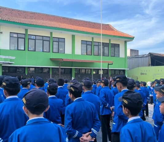 MTsN 1 Kota Bandung Gelar Upacara Hardiknas 2026, Perkuat Komitmen Pendidikan Humanis