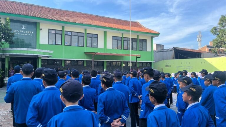 MTsN 1 Kota Bandung Gelar Upacara Hardiknas 2026, Perkuat Komitmen Pendidikan Humanis