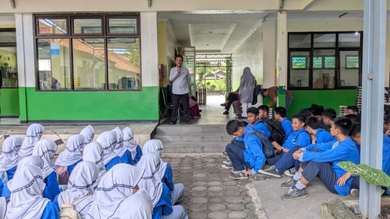 Usai Ujian Madrasah, Siswa MTsN 1 Kota Bandung Siap Terjun dalam Program Pengabdian Masyarakat
