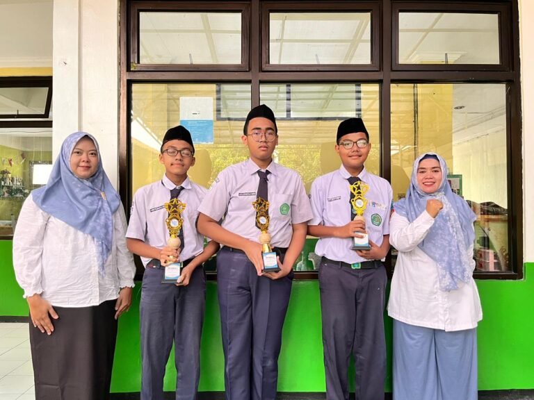 Melalui Shalat Duha Bersama, MTsN 1 Kota Bandung Tanamkan Karakter dan Semangat Berprestasi