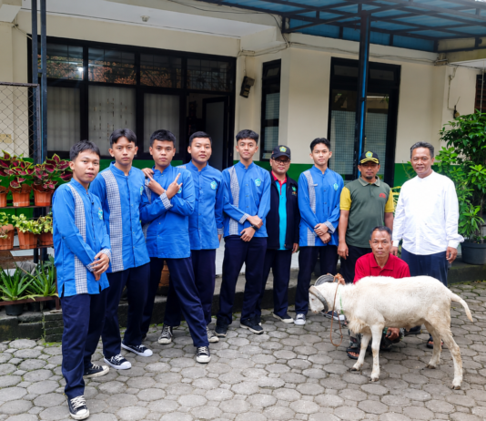 Menumbuhkan Semangat Berbagi, MTsN 1 Kota Bandung Hadirkan Pembelajaran Qurban Interaktif
