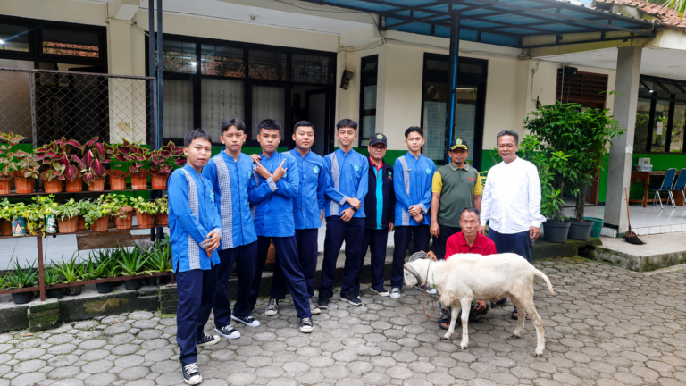 Menumbuhkan Semangat Berbagi, MTsN 1 Kota Bandung Hadirkan Pembelajaran Qurban Interaktif