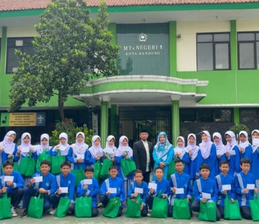 Muharram 1448 H, MTsN 1 Kota Bandung Perkuat Kepedulian Sosial Lewat Santunan Yatim