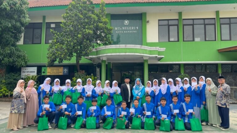 Muharram 1448 H, MTsN 1 Kota Bandung Perkuat Kepedulian Sosial Lewat Santunan Yatim