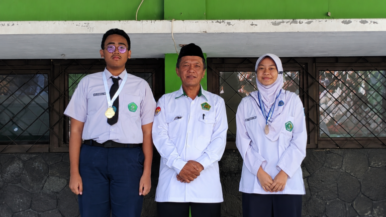 Dari Lapangan Upacara, Apresiasi untuk Sang Juara dan Semangat bagi Seluruh Siswa