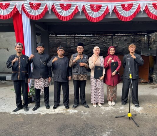 Guru MTsN 1 Kota Bandung Dipercaya Baca Teks UUD 1945 pada Upacara HUT RI ke-81 Kemenag Kota Bandung
