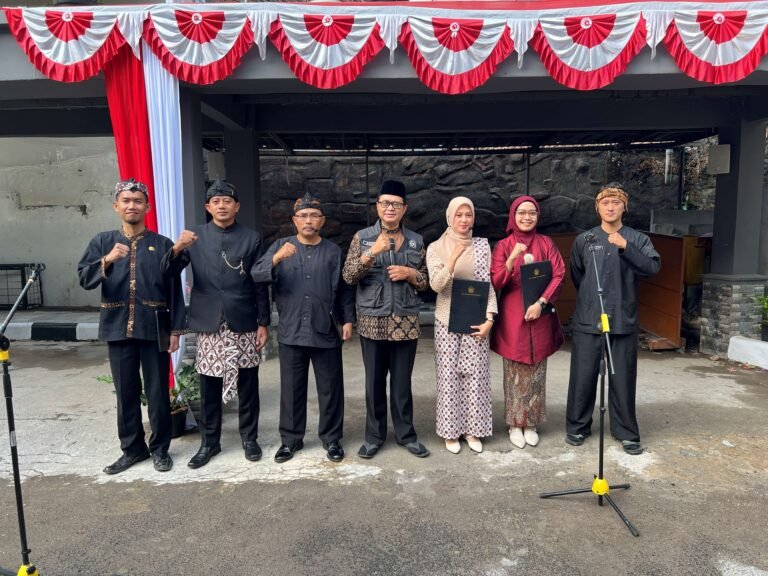 Guru MTsN 1 Kota Bandung Dipercaya Baca Teks UUD 1945 pada Upacara HUT RI ke-81 Kemenag Kota Bandung