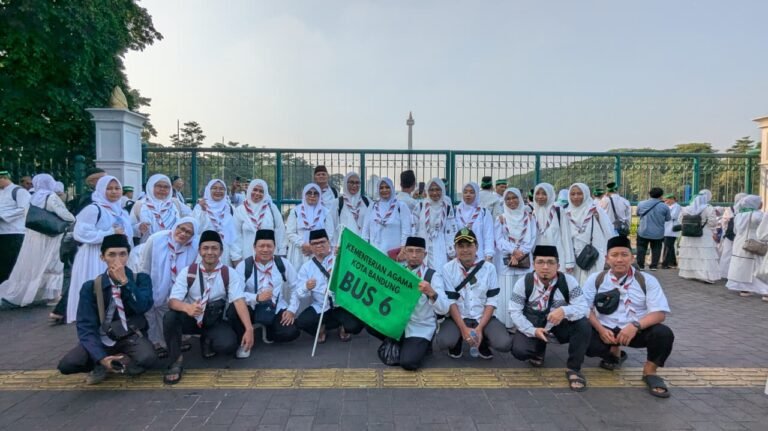Menggema di Monas, Guru dan Tendik MTs Negeri 1 Kota Bandung Ikuti Zikir dan Doa Kebangsaan