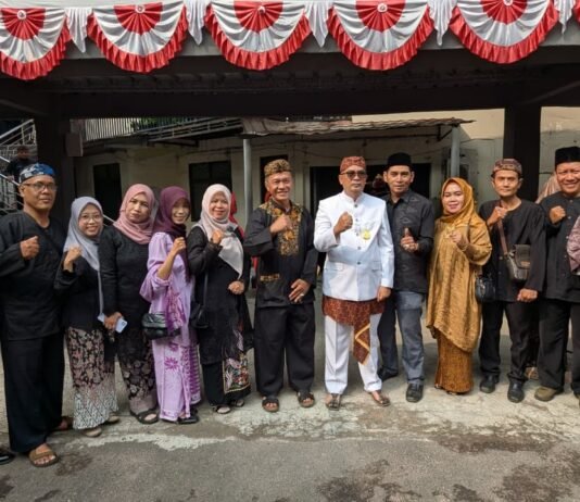 Semangat Kemerdekaan, Guru MTsN 1 Kota Bandung Satukan Langkah dalam Upacara HUT RI ke-81