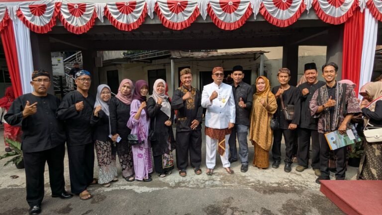 Semangat Kemerdekaan, Guru MTsN 1 Kota Bandung Satukan Langkah dalam Upacara HUT RI ke-81