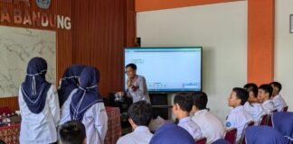 MTsN 1 Kota Bandung Kenalkan Robotika kepada Siswa