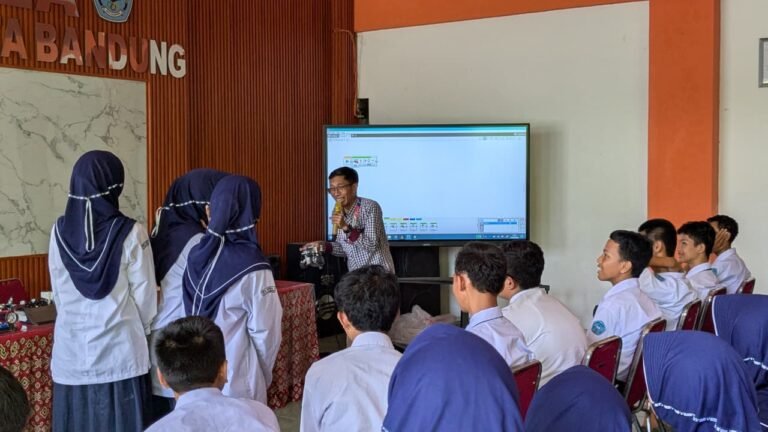 MTsN 1 Kota Bandung Kenalkan Robotika kepada Siswa